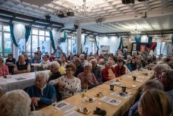 Lenfonó 100: megtelt a Szövőgyár egykori munkatársaival a Faluház bálterme