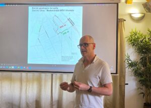 Dr. Váli István képviselő látható a képen, ahogy egy lakossági fórumon előadja a Berdó gyalogos átjáró terveit.