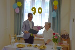 Pezsgővel és tortával ünnepelték a 90 éves Marika nénit